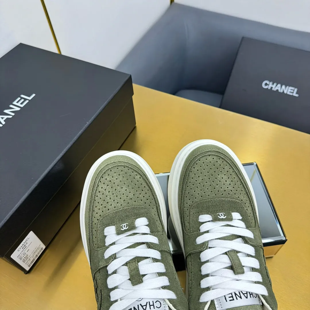 👟👟Ex-factory price 600👟👟 Upgraded version, upgraded version, upgraded version! No rebuttal accepted! ! ! ! Chanel Chanel panda shoes! 2025 counter's top casual sports shoes. This classic design; the upper is electro-embroidered with a variety of techniques; the outsole is fashionable and sporty; the unusual inclusion of a variety of color matching elements... The diversified mix and match is very good-looking and versatile, and can be used for leisure, fashion, sports, and outdoor... ꫛꫀꪝ Go➫ Materials: ❶Upper made of: original imported first-layer silk cowhide + original waterproof cloth + original first-layer cowhide ❷Inner lining: Original Yangli+Net ❸Outsole based on: Original TPU combination outsole Counter boutique packaging complete set for women 35–41 👉 👉